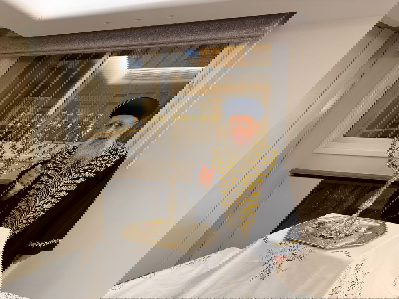 הראשל"צ הגר"ד יוסף בהדלקת נר שמיני של חנוכה