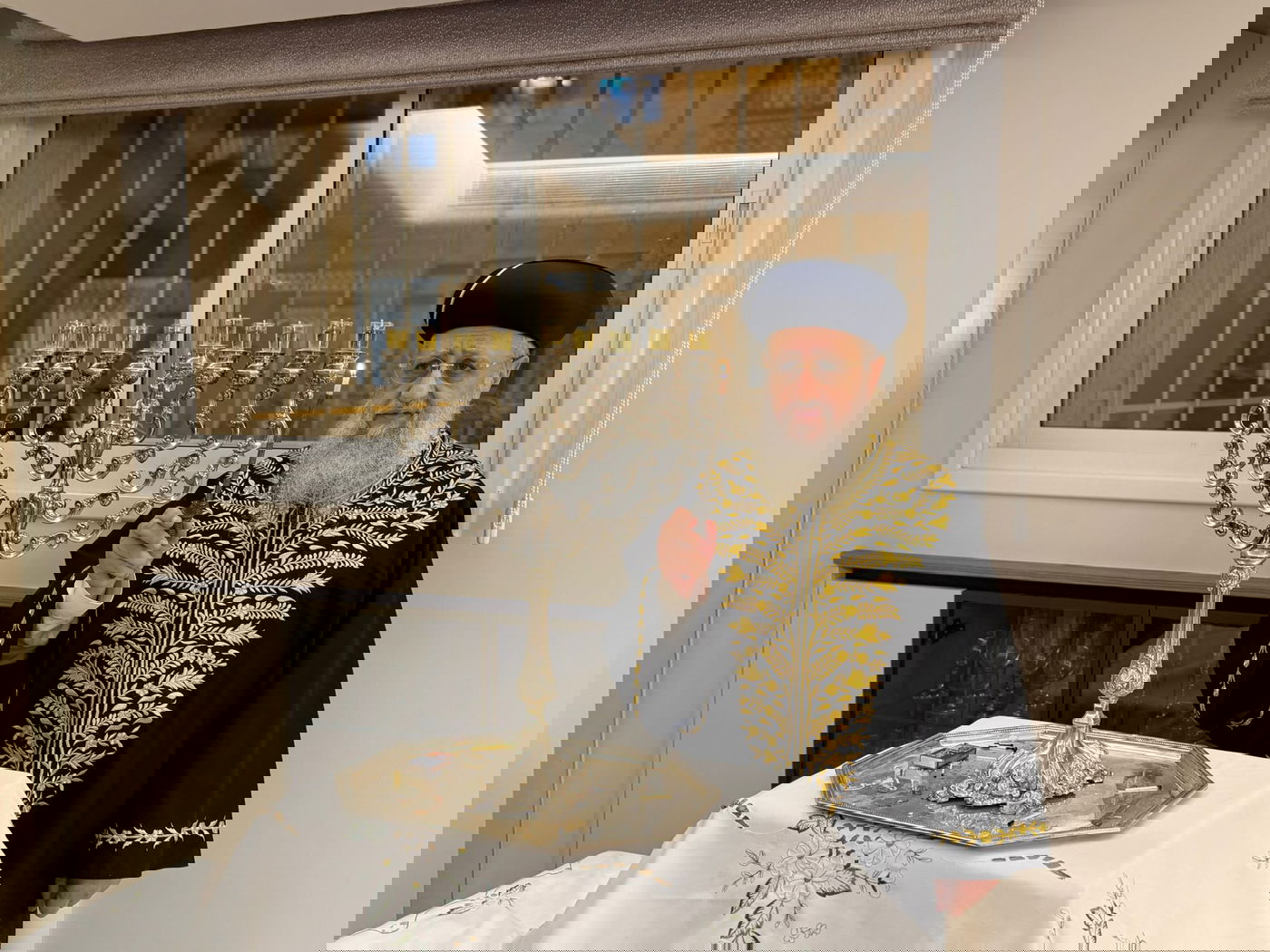 הראשל"צ הגר"ד יוסף בהדלקת נר שמיני של חנוכה