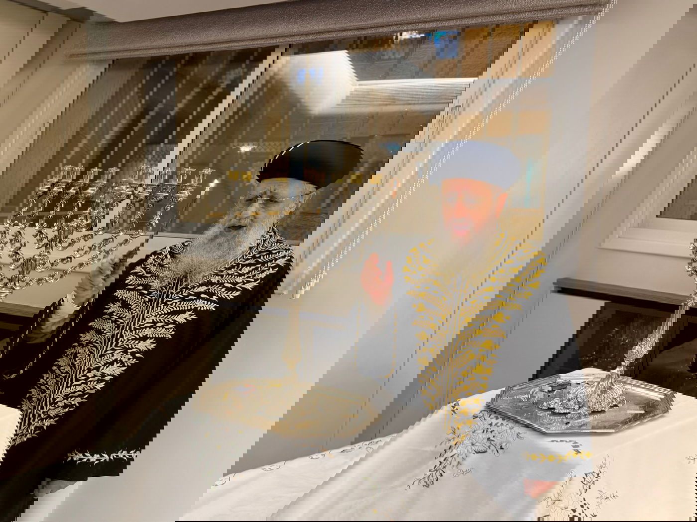 הראשל"צ הגר"ד יוסף בהדלקת נר שמיני של חנוכה