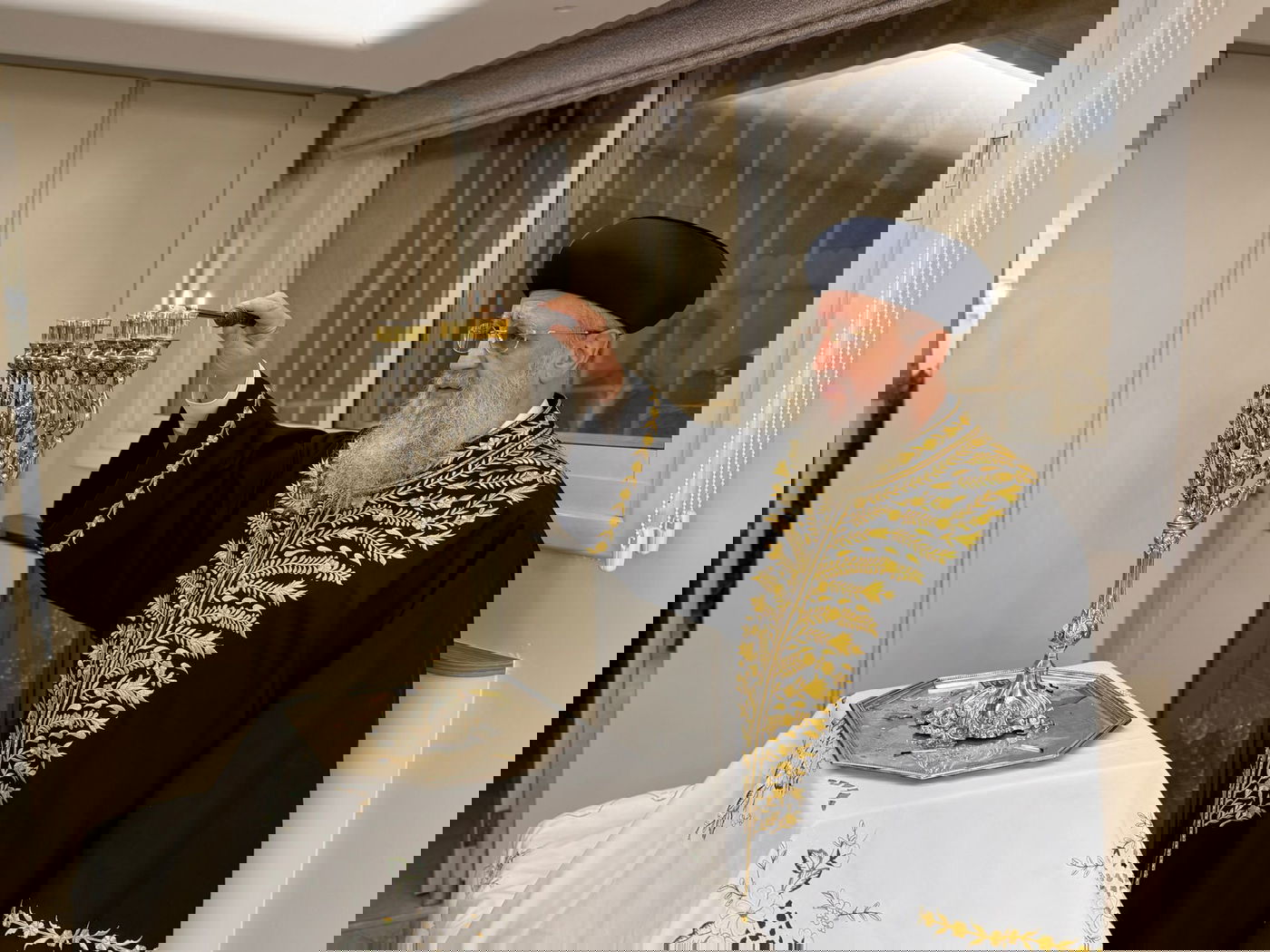 הראשל"צ הגר"ד יוסף בהדלקת נר שמיני של חנוכה