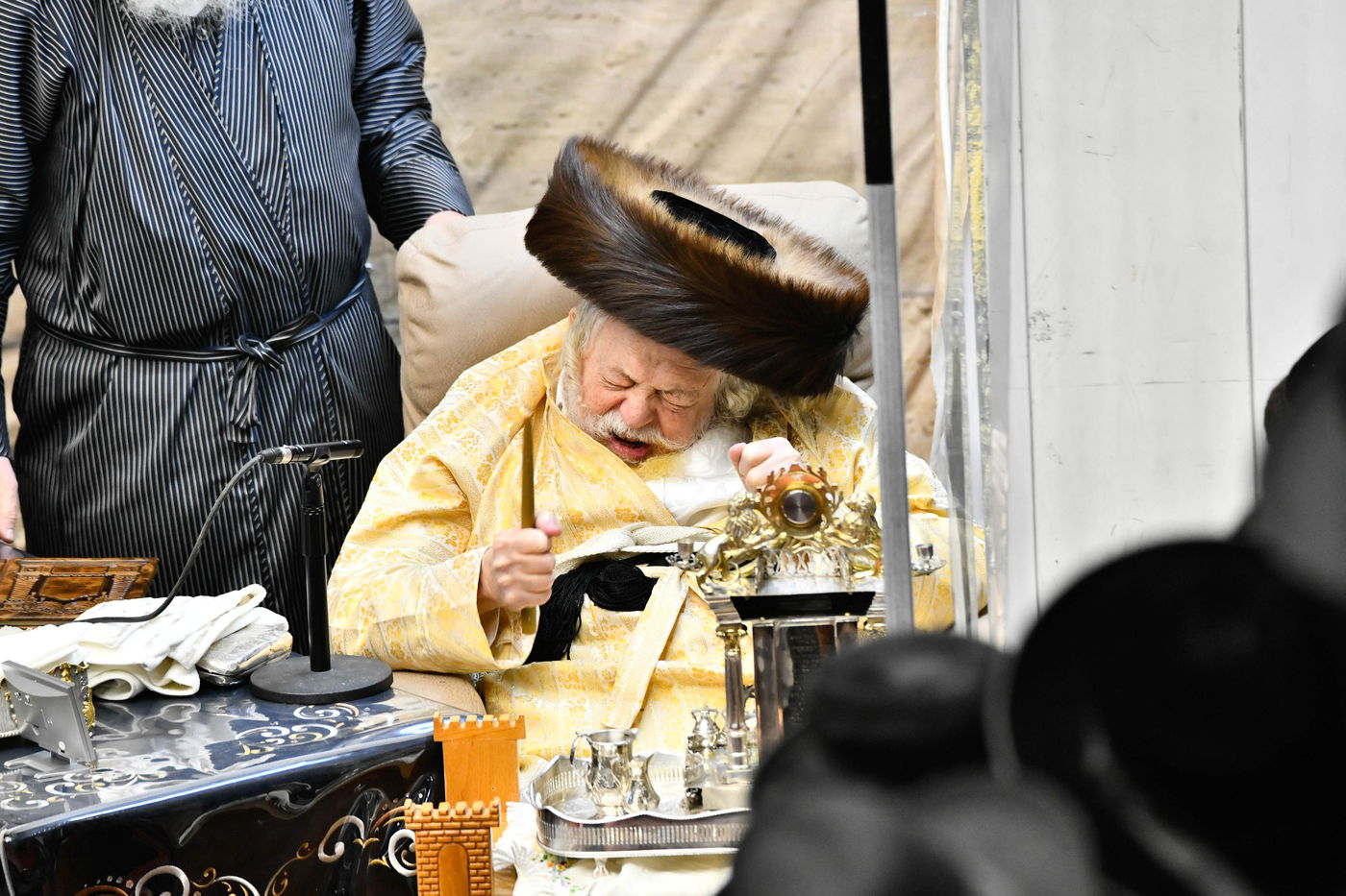 האדמו"ר מתולדות אברהם יצחק בהדלקת נרות חנוכה
