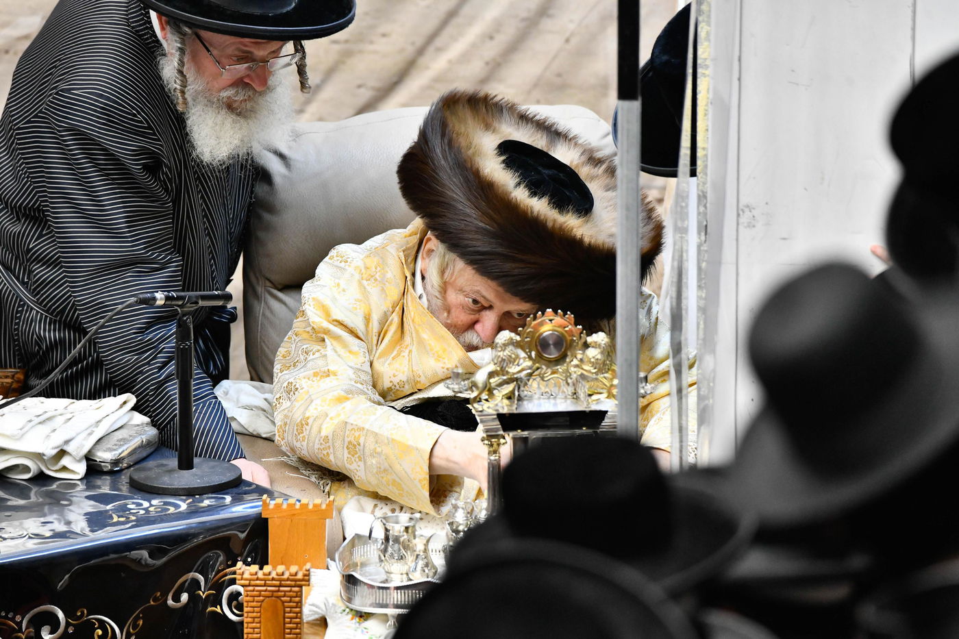 האדמו"ר מתולדות אברהם יצחק בהדלקת נרות חנוכה