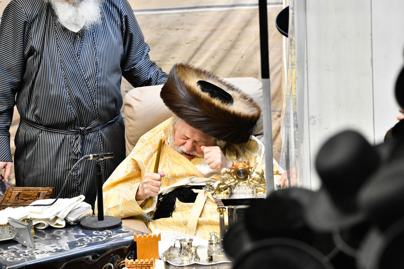 האדמו"ר מתולדות אברהם יצחק בהדלקת נרות חנוכה