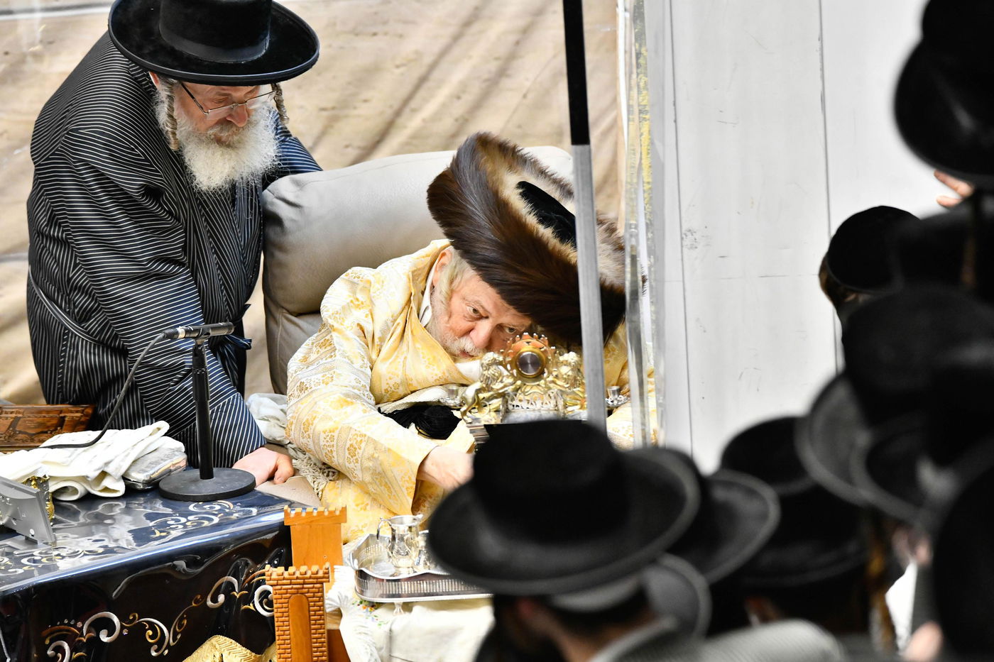 האדמו"ר מתולדות אברהם יצחק בהדלקת נרות חנוכה