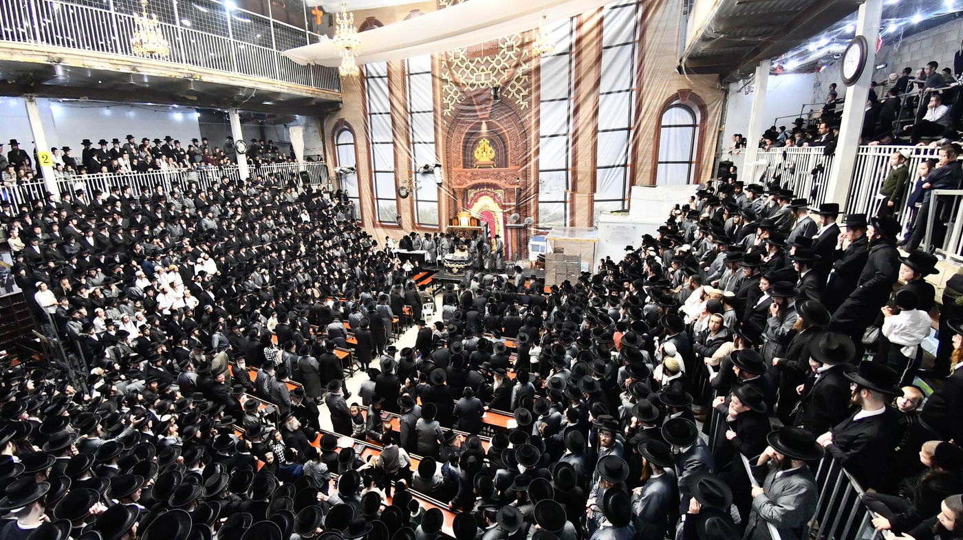 האדמו"ר מתולדות אברהם יצחק בהדלקת נרות חנוכה