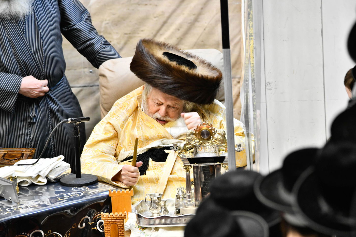 האדמו"ר מתולדות אברהם יצחק בהדלקת נרות חנוכה