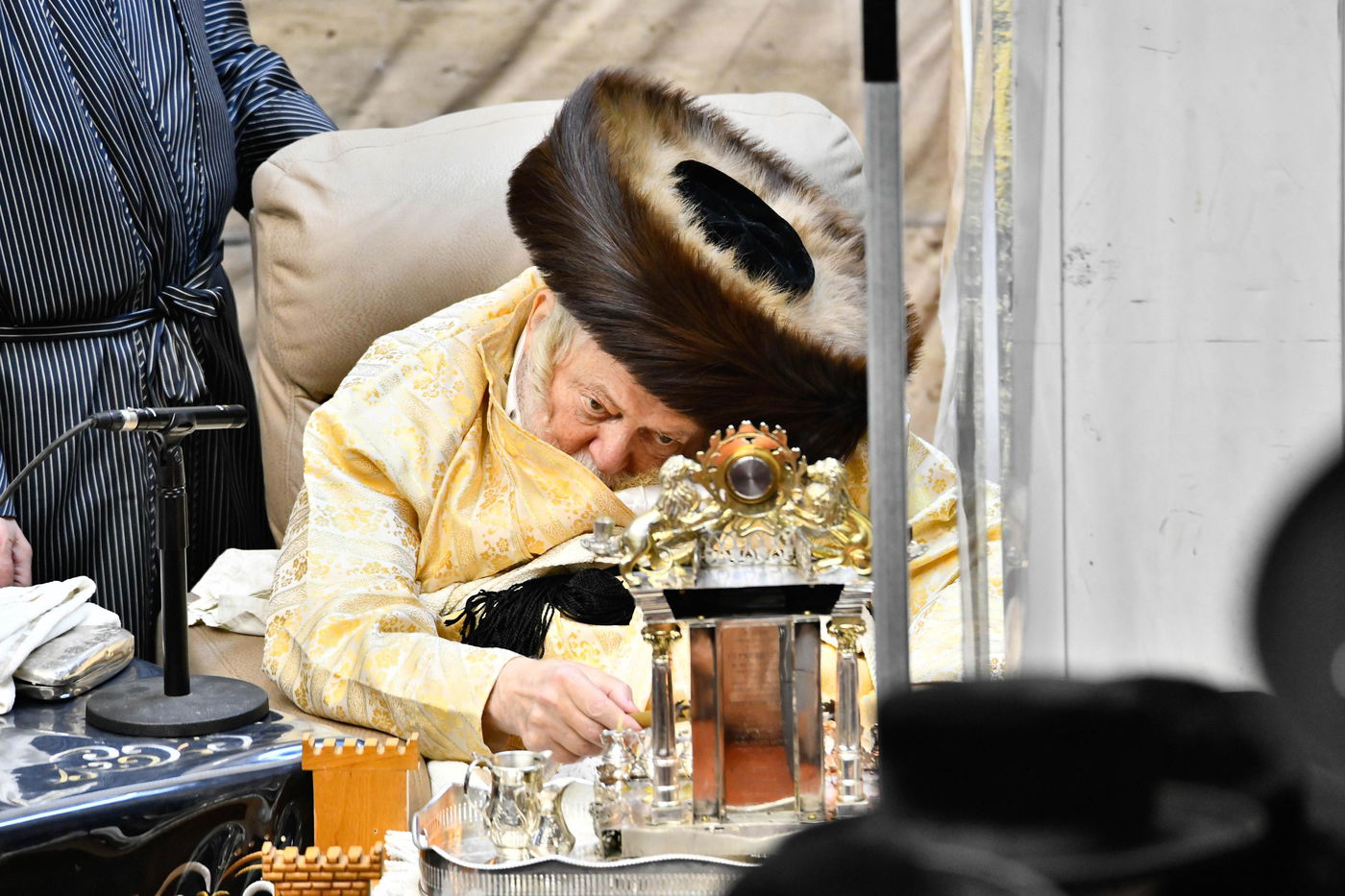 האדמו"ר מתולדות אברהם יצחק בהדלקת נרות חנוכה