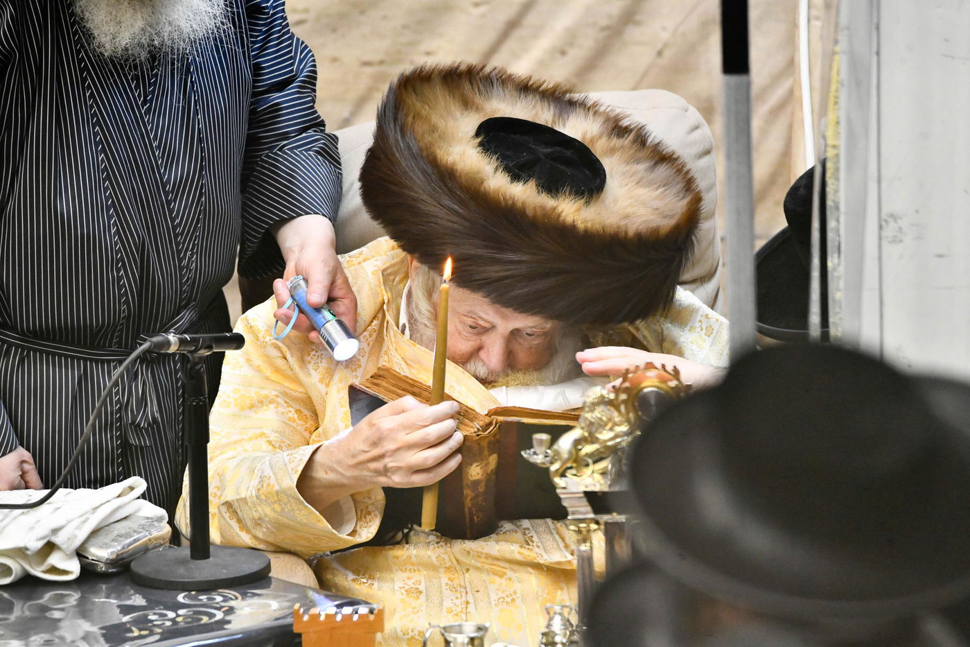 האדמו"ר מתולדות אברהם יצחק בהדלקת נרות חנוכה