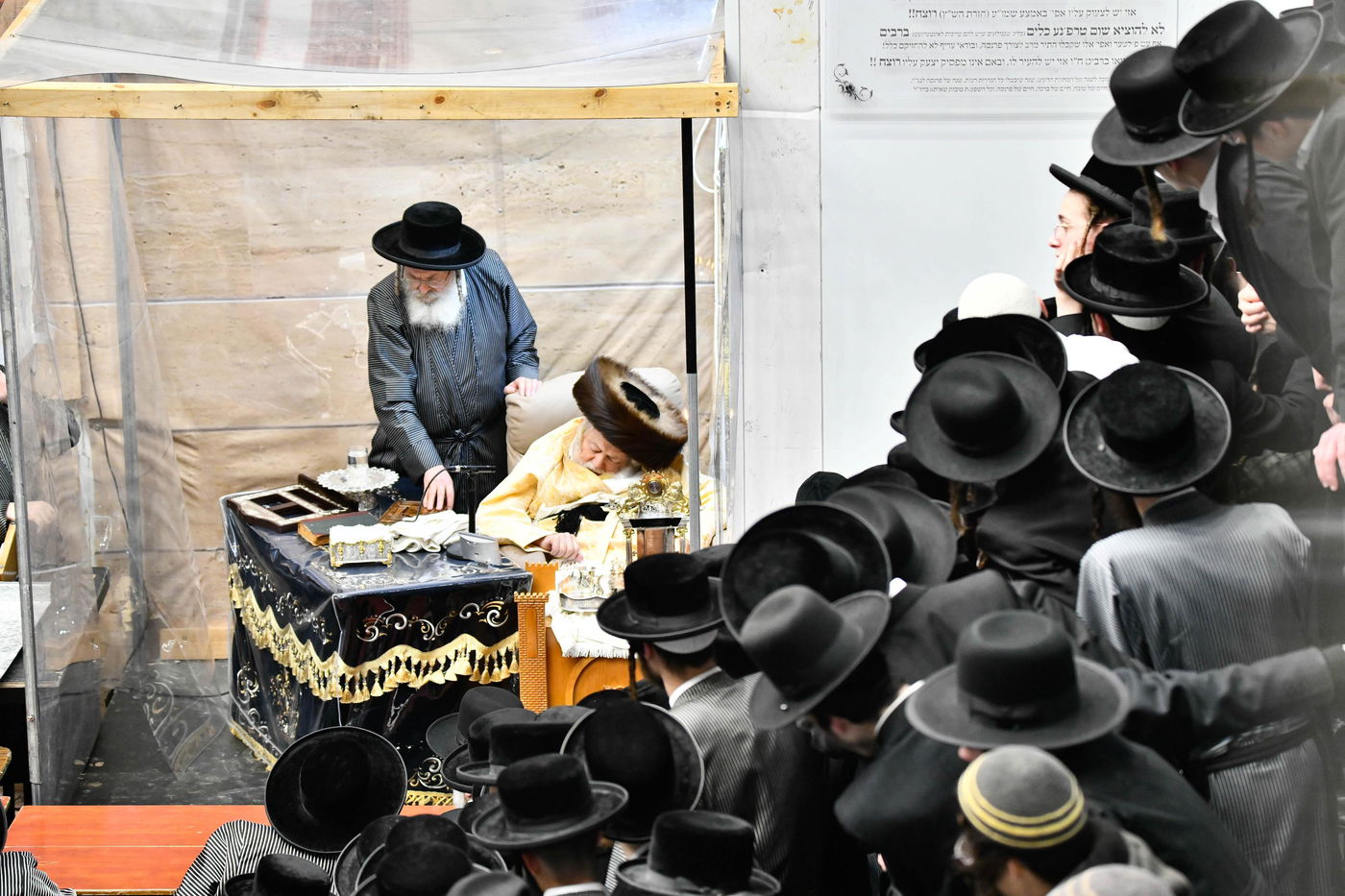 האדמו"ר מתולדות אברהם יצחק בהדלקת נרות חנוכה