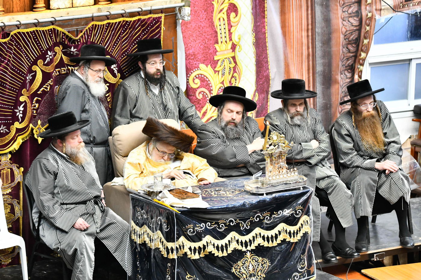 האדמו"ר מתולדות אברהם יצחק בהדלקת נרות חנוכה