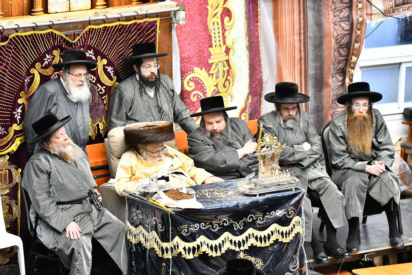 האדמו"ר מתולדות אברהם יצחק בהדלקת נרות חנוכה