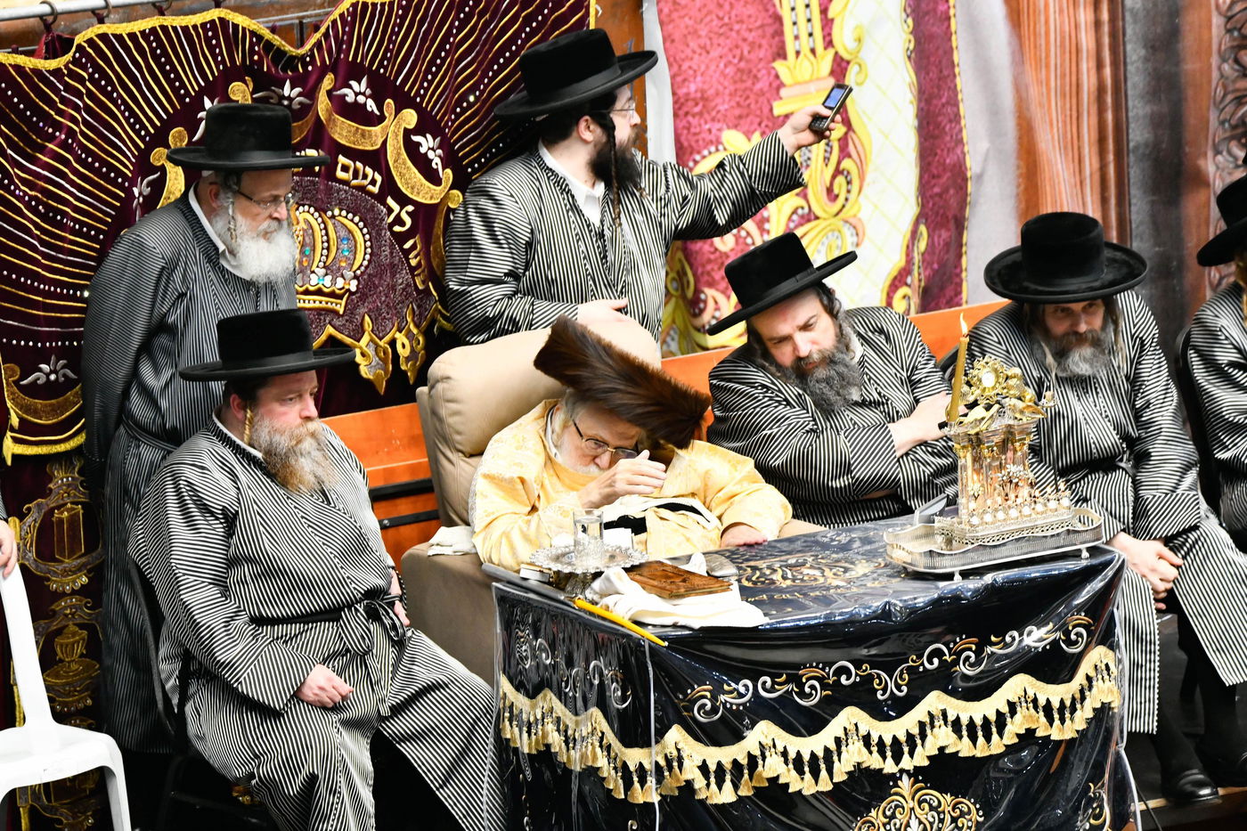 האדמו"ר מתולדות אברהם יצחק בהדלקת נרות חנוכה