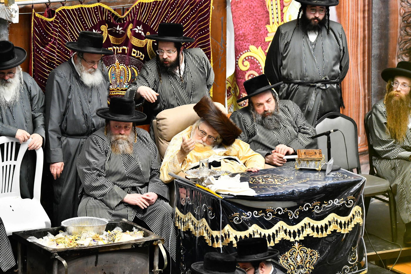 האדמו"ר מתולדות אברהם יצחק בהדלקת נרות חנוכה