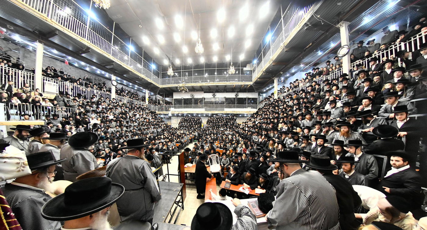 האדמו"ר מתולדות אברהם יצחק בהדלקת נרות חנוכה