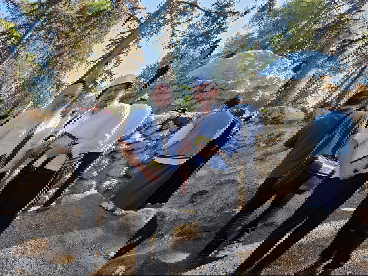 הגאון רבי מנשה זליכה עם כותב השורות ביער בן שמן