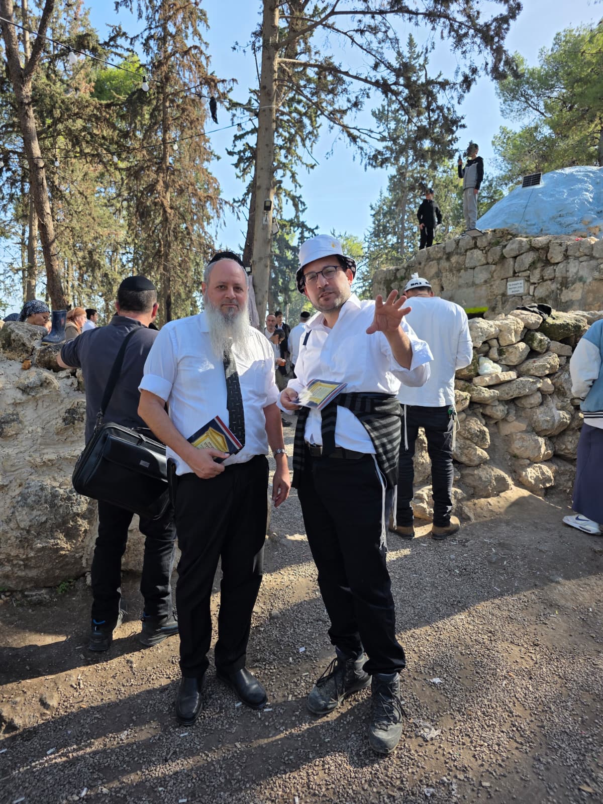 הגאון רבי מנשה זליכה עם כותב השורות ביער בן שמן