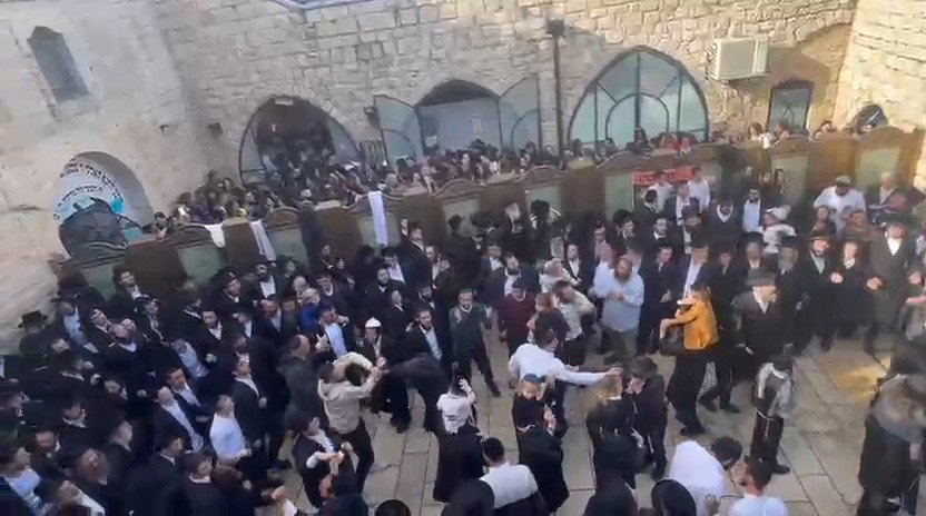 זאת חנוכה במירון