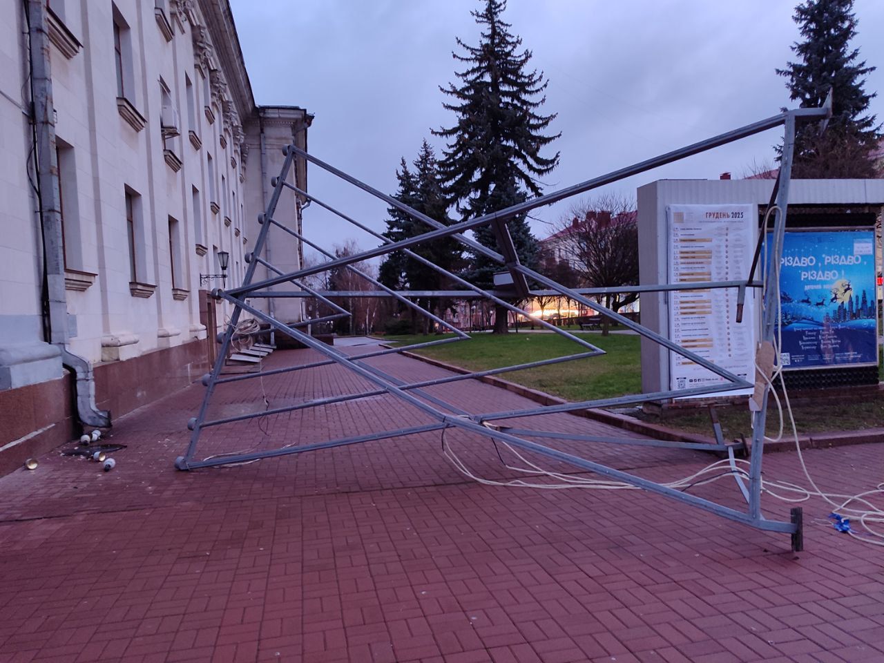 החנוכייה אחרי שהופלה