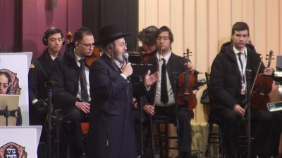 ישראל אדלר ותזמורתו של יואלי פישר ומקהלת שירה מגישים: "הנרות הללו"