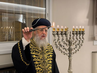 תיעוד מיוחד: הראשון לציון הגר"ד יוסף בהדלקת נר שמיני של חנוכה