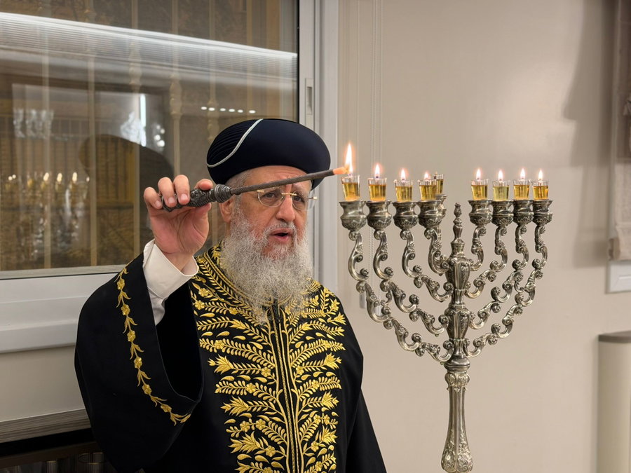 תיעוד מיוחד: הראשון לציון הגר"ד יוסף בהדלקת נר שמיני של חנוכה