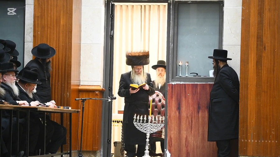 האדמו"ר מביאלה בהדלקת נרות חנוכה