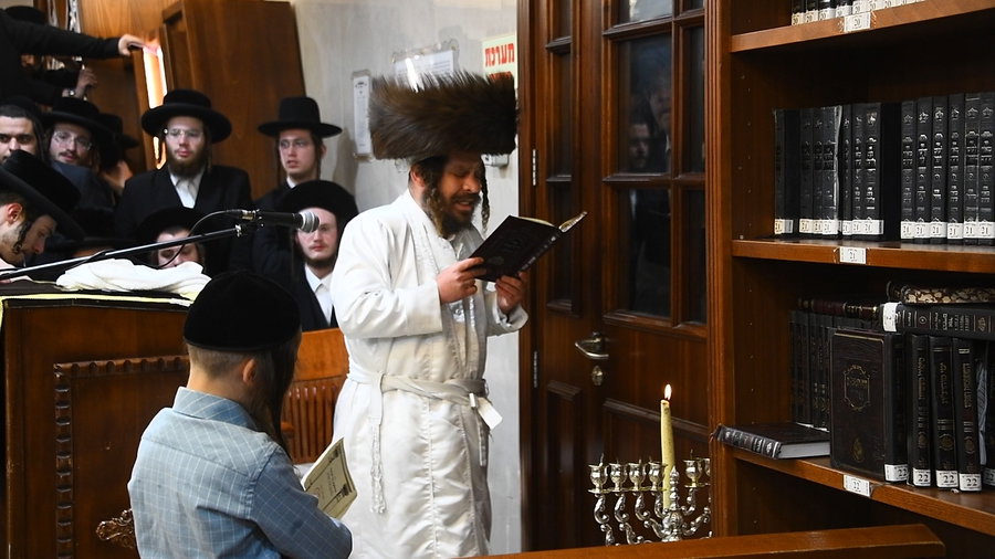 האדמו"ר מקרעטשניף כפר אתא בהדלקת נרות חנוכה