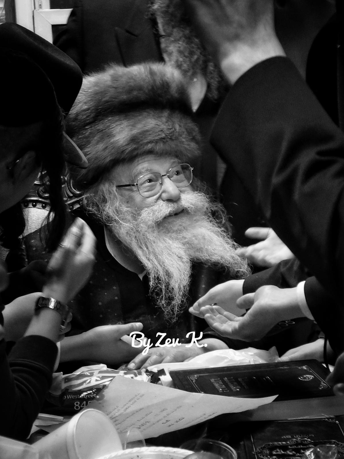 האדמו"ר מפשעמישל מאנסי בחלוקת מעות חנוכה