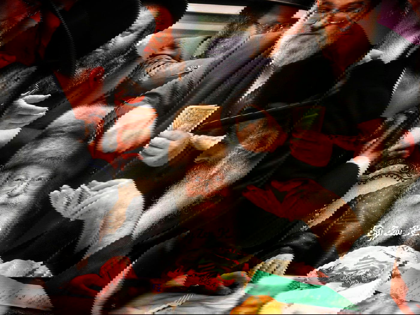 האדמו"ר מפשעמישל מאנסי בחלוקת מעות חנוכה