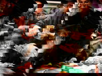 האדמו"ר מפשעמישל מאנסי בחלוקת מעות חנוכה