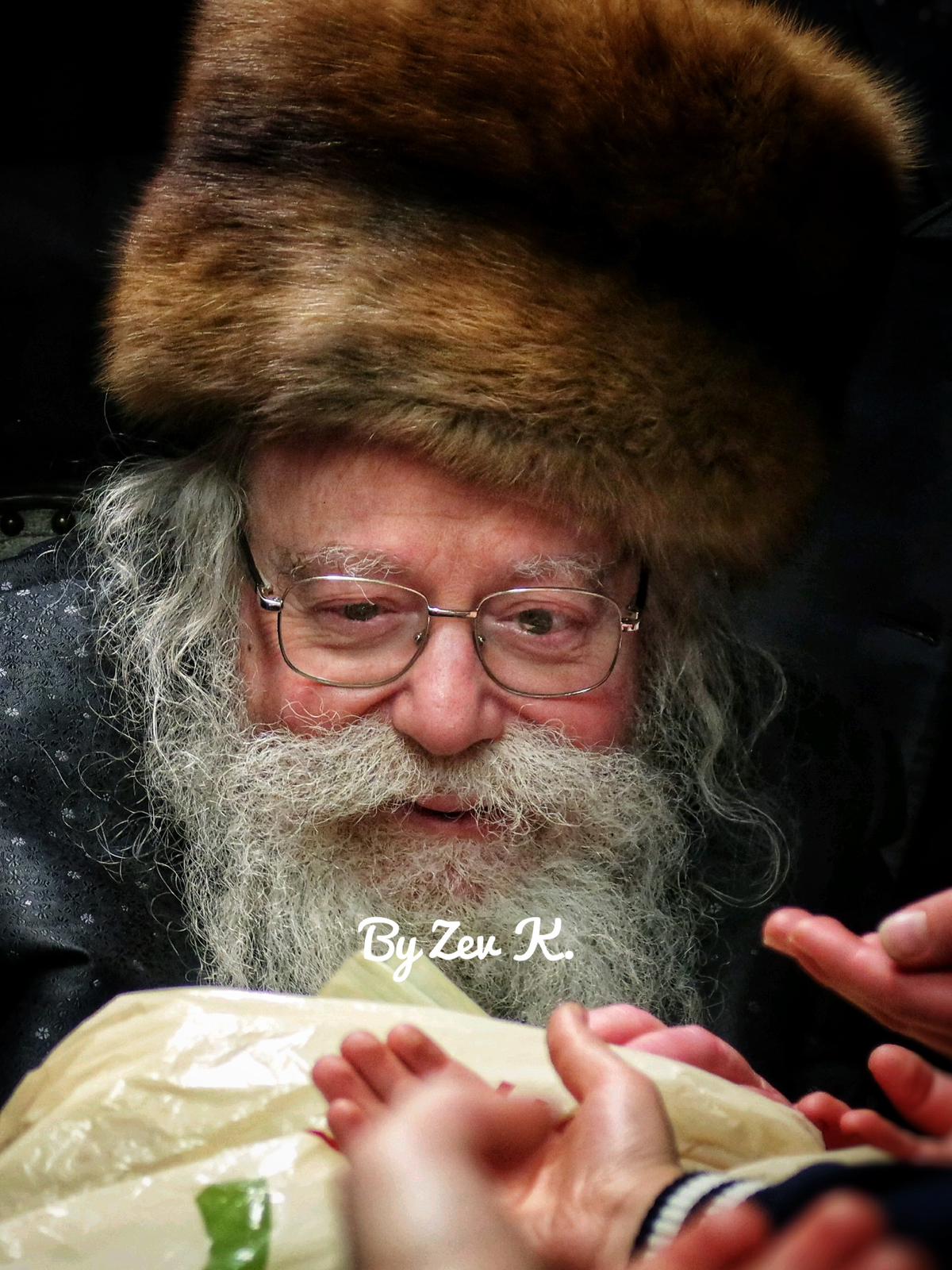 האדמו"ר מפשעמישל מאנסי בחלוקת מעות חנוכה