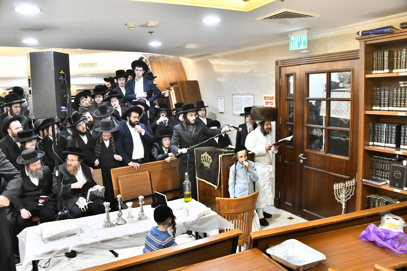 האדמו"ר מקרעטשניף כפר אתא בהדלקת נרות חנוכה