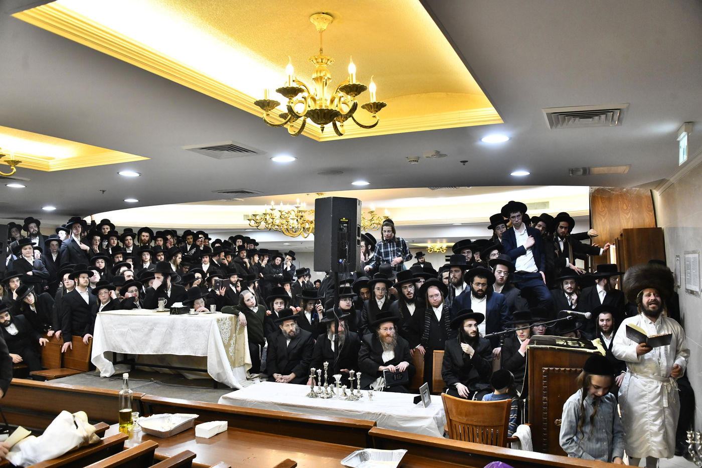 האדמו"ר מקרעטשניף כפר אתא בהדלקת נרות חנוכה