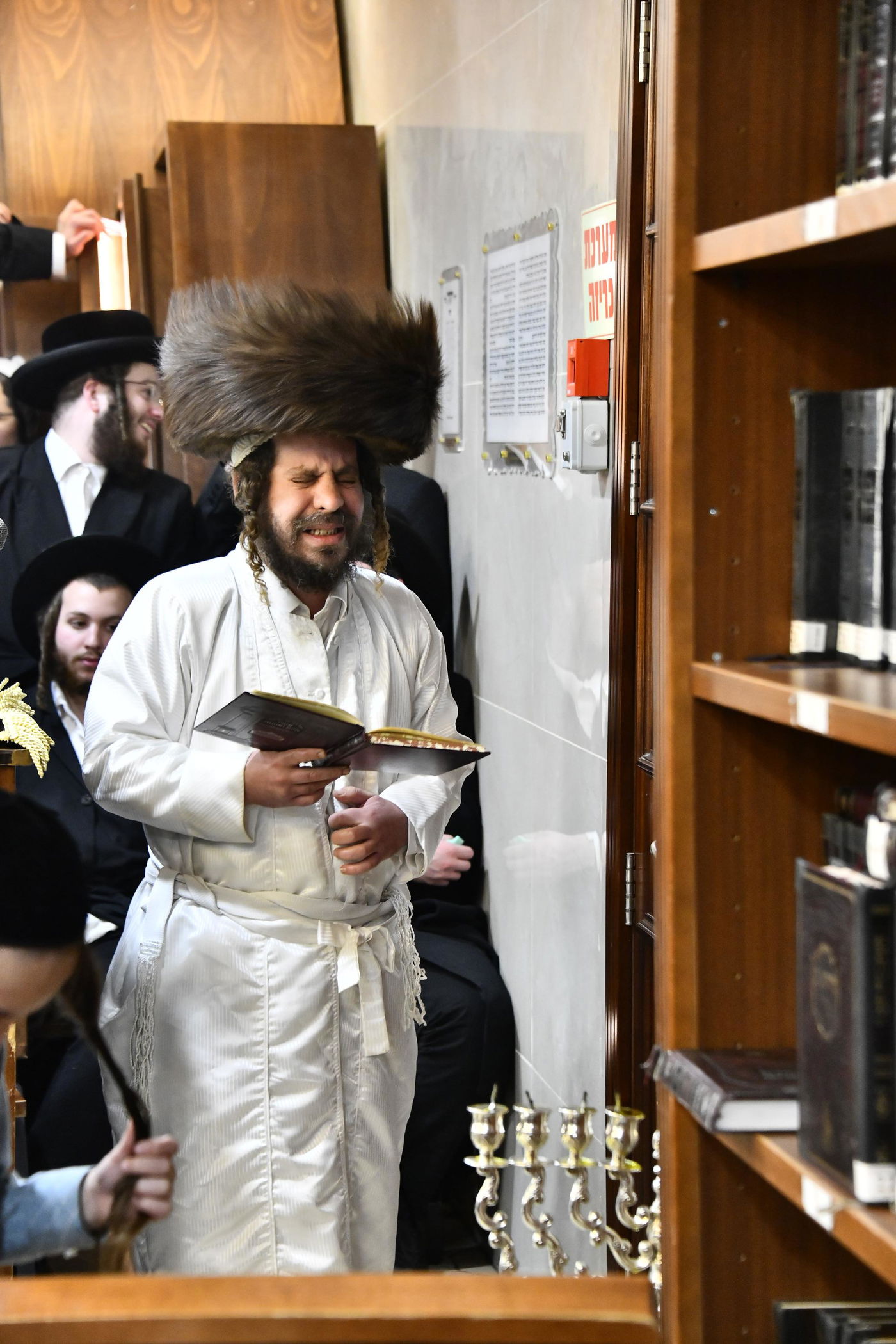 האדמו"ר מקרעטשניף כפר אתא בהדלקת נרות חנוכה