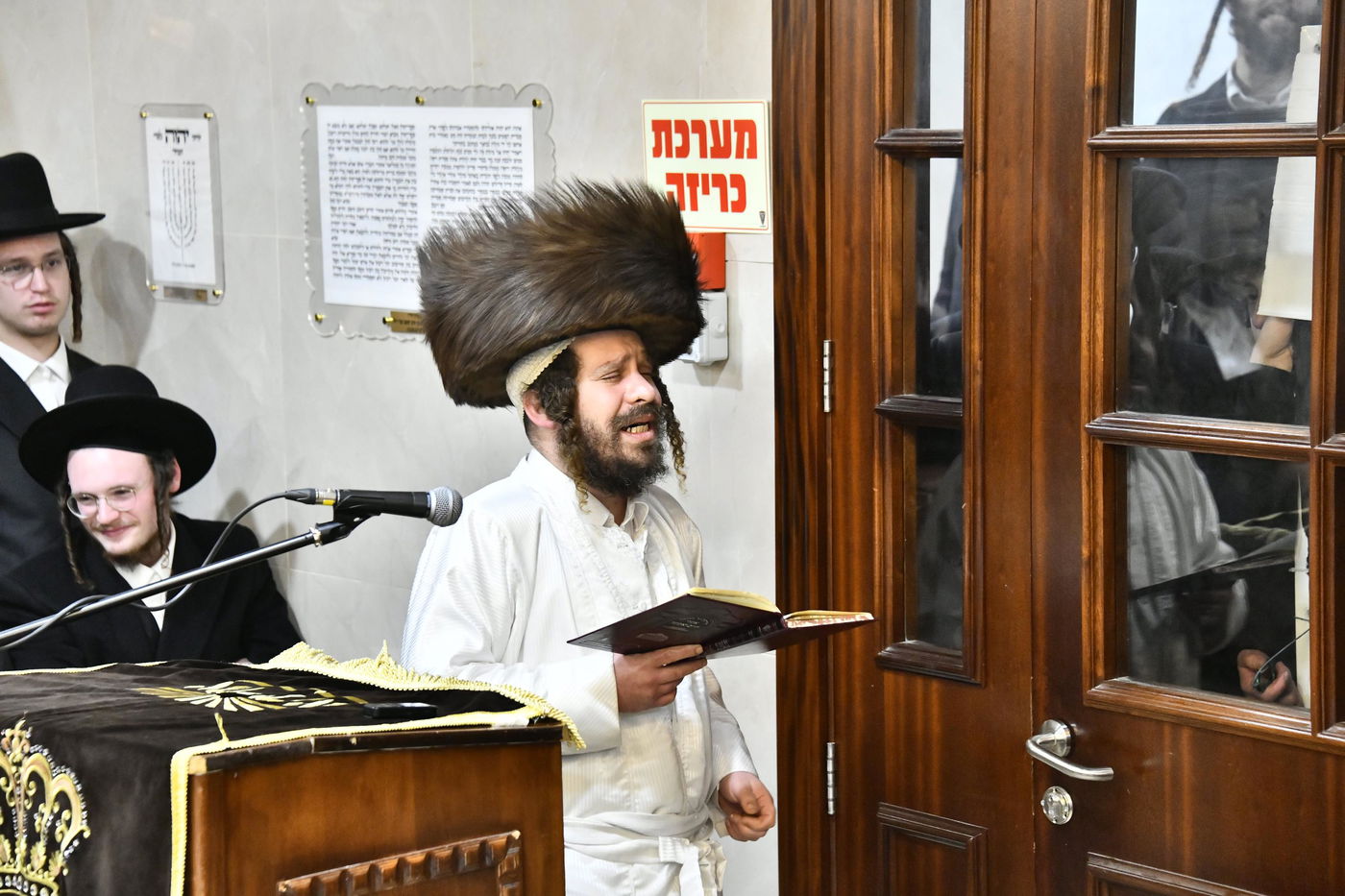 האדמו"ר מקרעטשניף כפר אתא בהדלקת נרות חנוכה