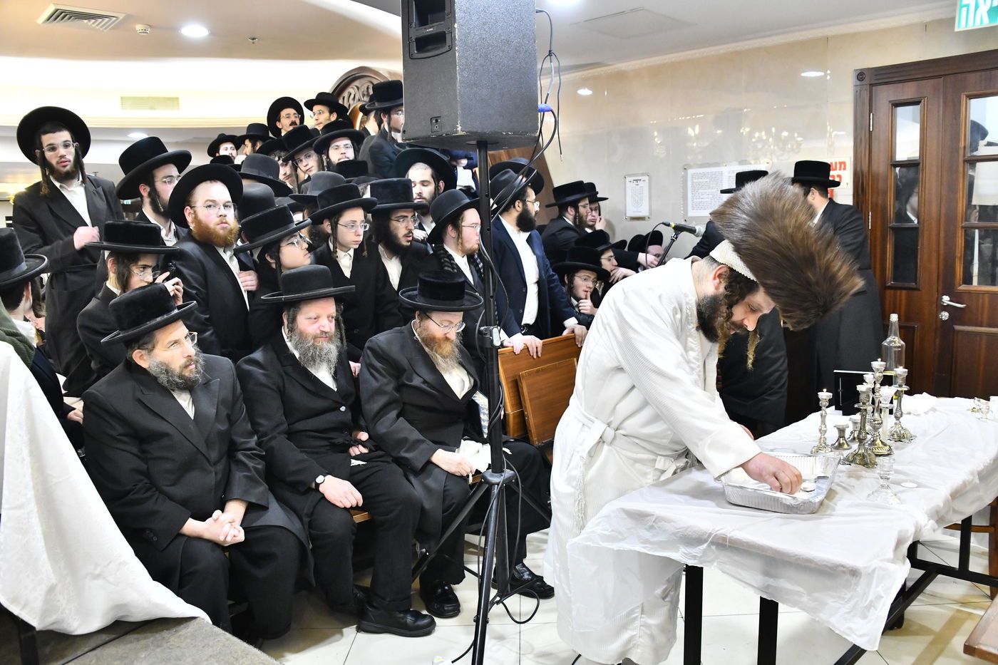 האדמו"ר מקרעטשניף כפר אתא בהדלקת נרות חנוכה