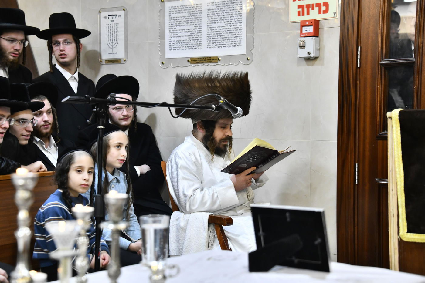 האדמו"ר מקרעטשניף כפר אתא בהדלקת נרות חנוכה