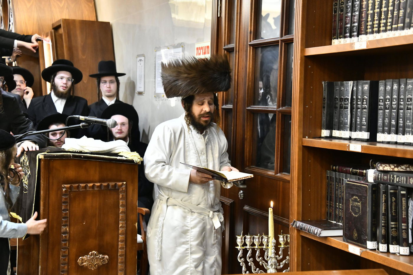 האדמו"ר מקרעטשניף כפר אתא בהדלקת נרות חנוכה