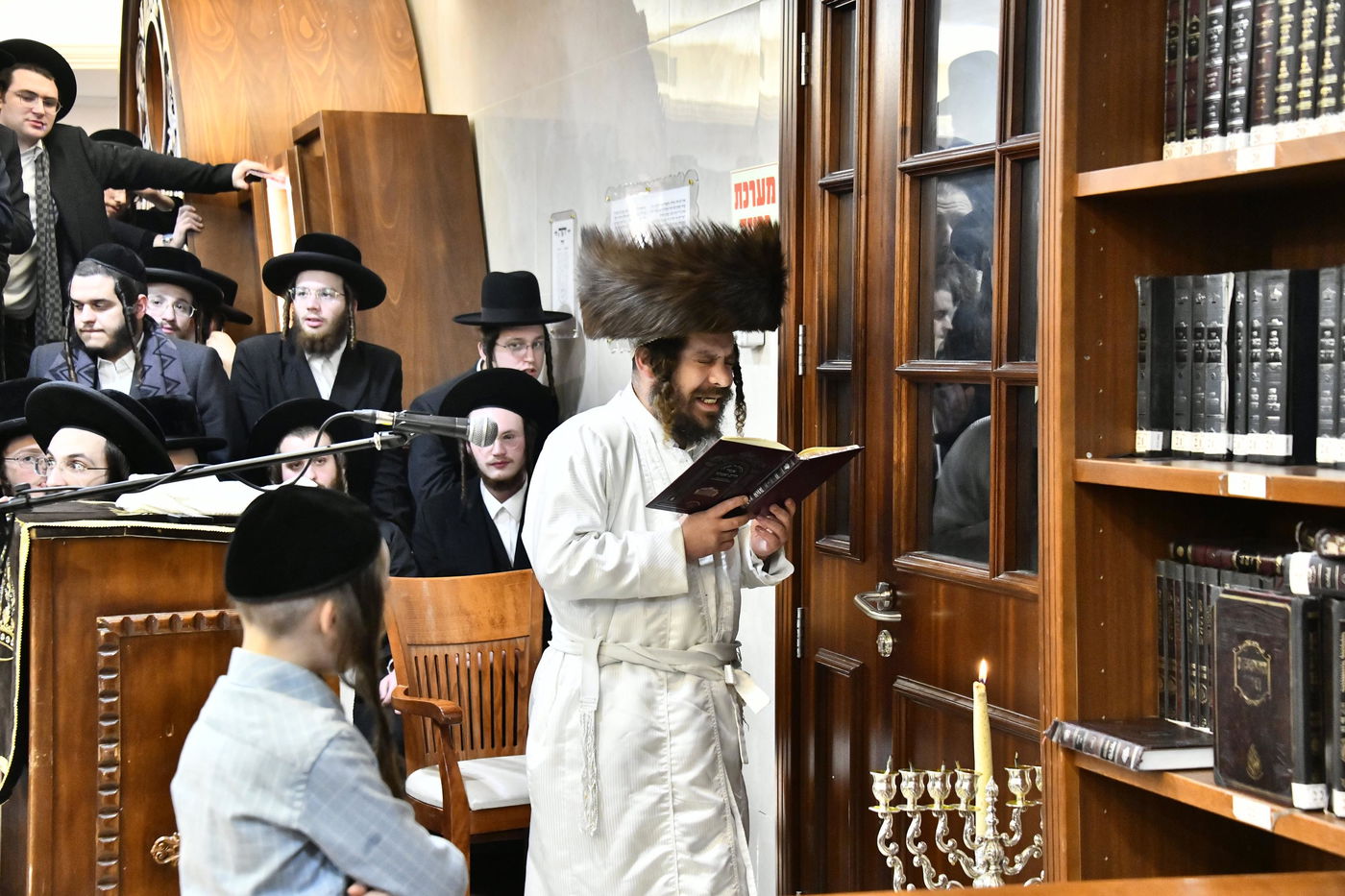 האדמו"ר מקרעטשניף כפר אתא בהדלקת נרות חנוכה