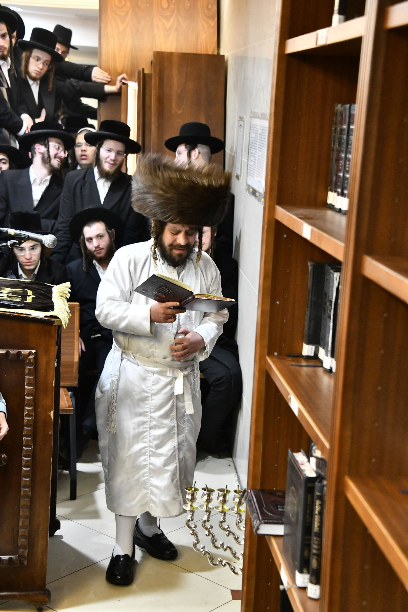 האדמו"ר מקרעטשניף כפר אתא בהדלקת נרות חנוכה