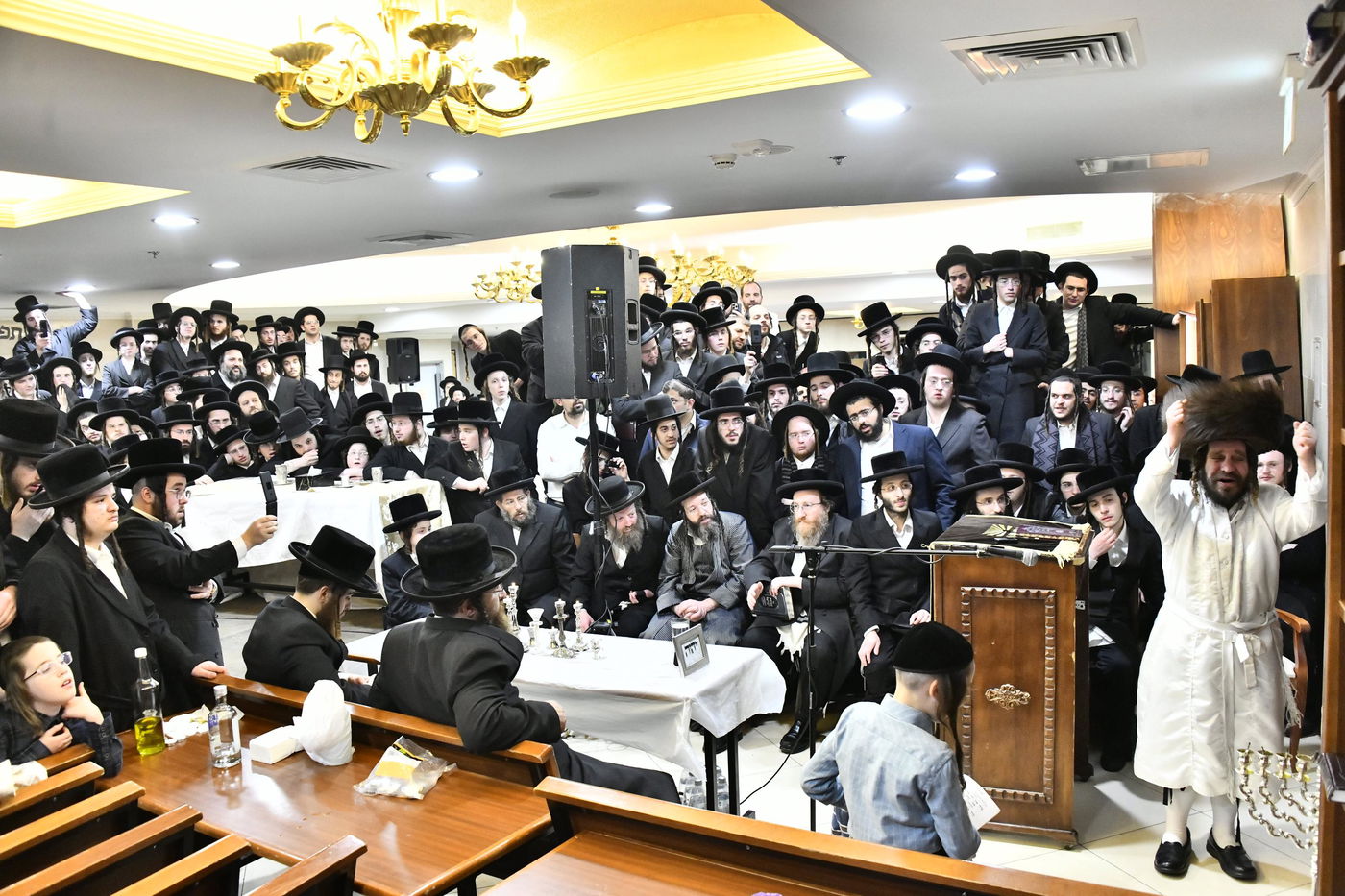 האדמו"ר מקרעטשניף כפר אתא בהדלקת נרות חנוכה