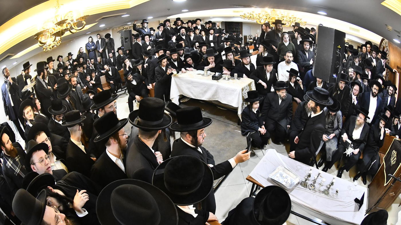 האדמו"ר מקרעטשניף כפר אתא בהדלקת נרות חנוכה