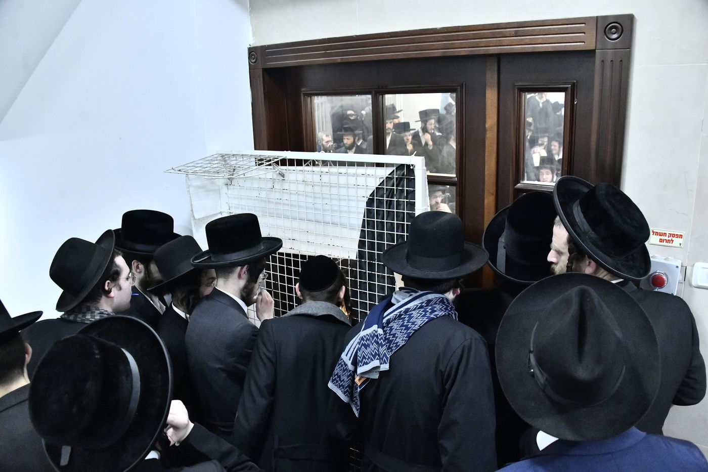 האדמו"ר מקרעטשניף כפר אתא בהדלקת נרות חנוכה