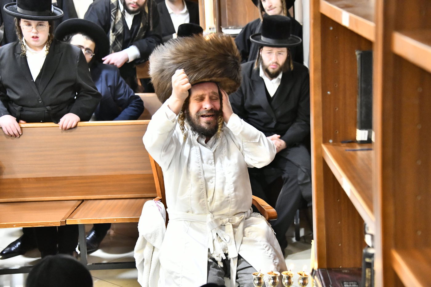 האדמו"ר מקרעטשניף כפר אתא בהדלקת נרות חנוכה