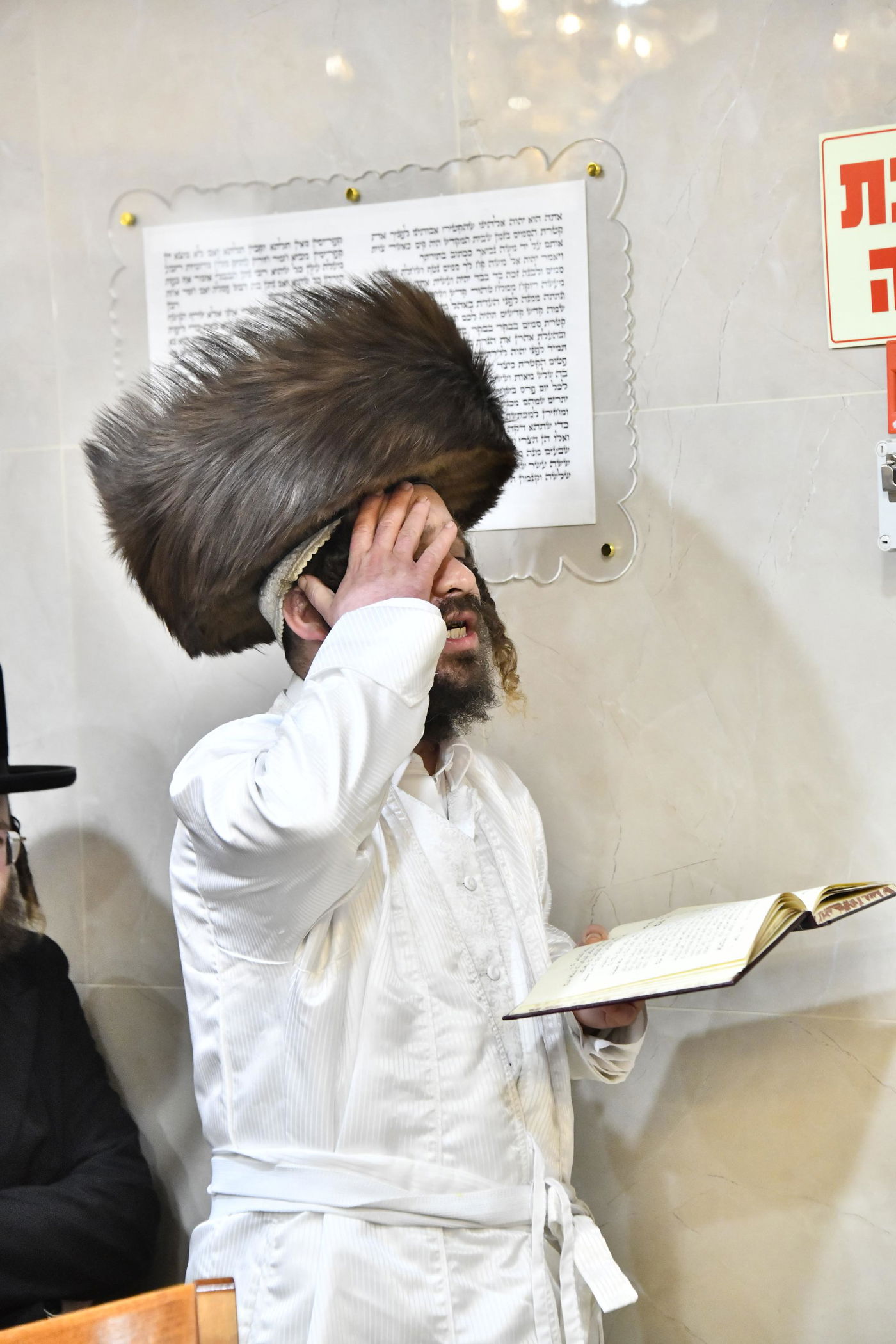 האדמו"ר מקרעטשניף כפר אתא בהדלקת נרות חנוכה