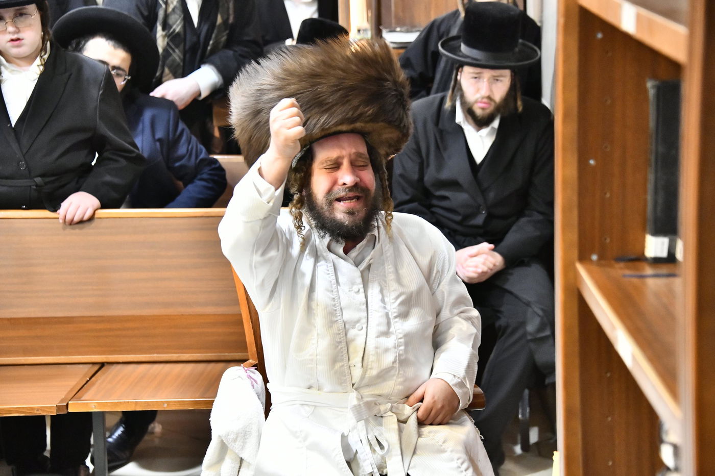 האדמו"ר מקרעטשניף כפר אתא בהדלקת נרות חנוכה