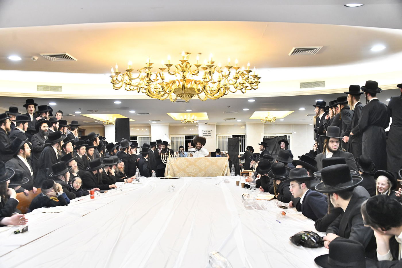 האדמו"ר מקרעטשניף כפר אתא בהדלקת נרות חנוכה