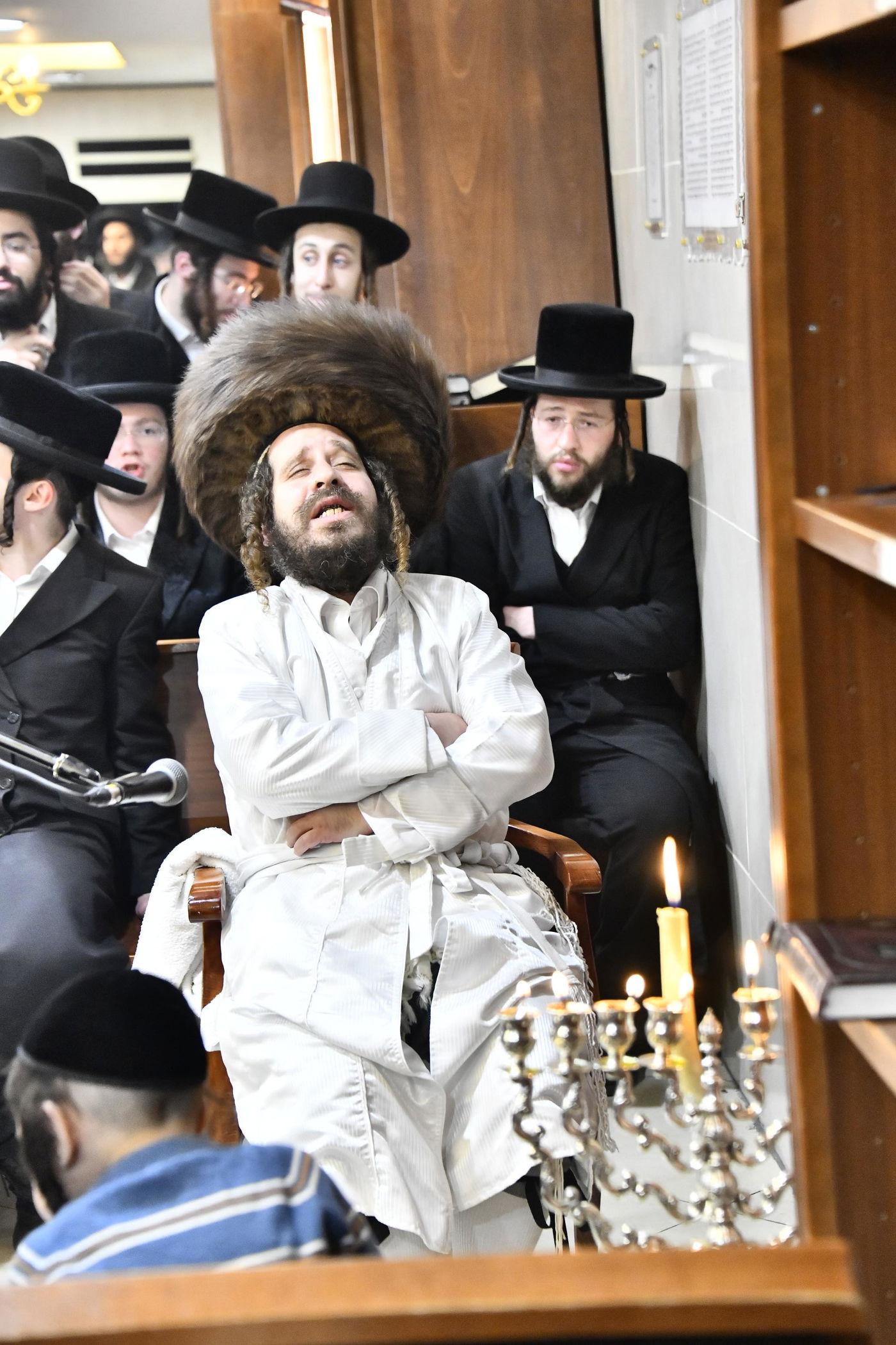 האדמו"ר מקרעטשניף כפר אתא בהדלקת נרות חנוכה