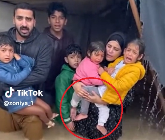 שני ילדים שלושה כפות רגליים - ואחת בצורת כף יד