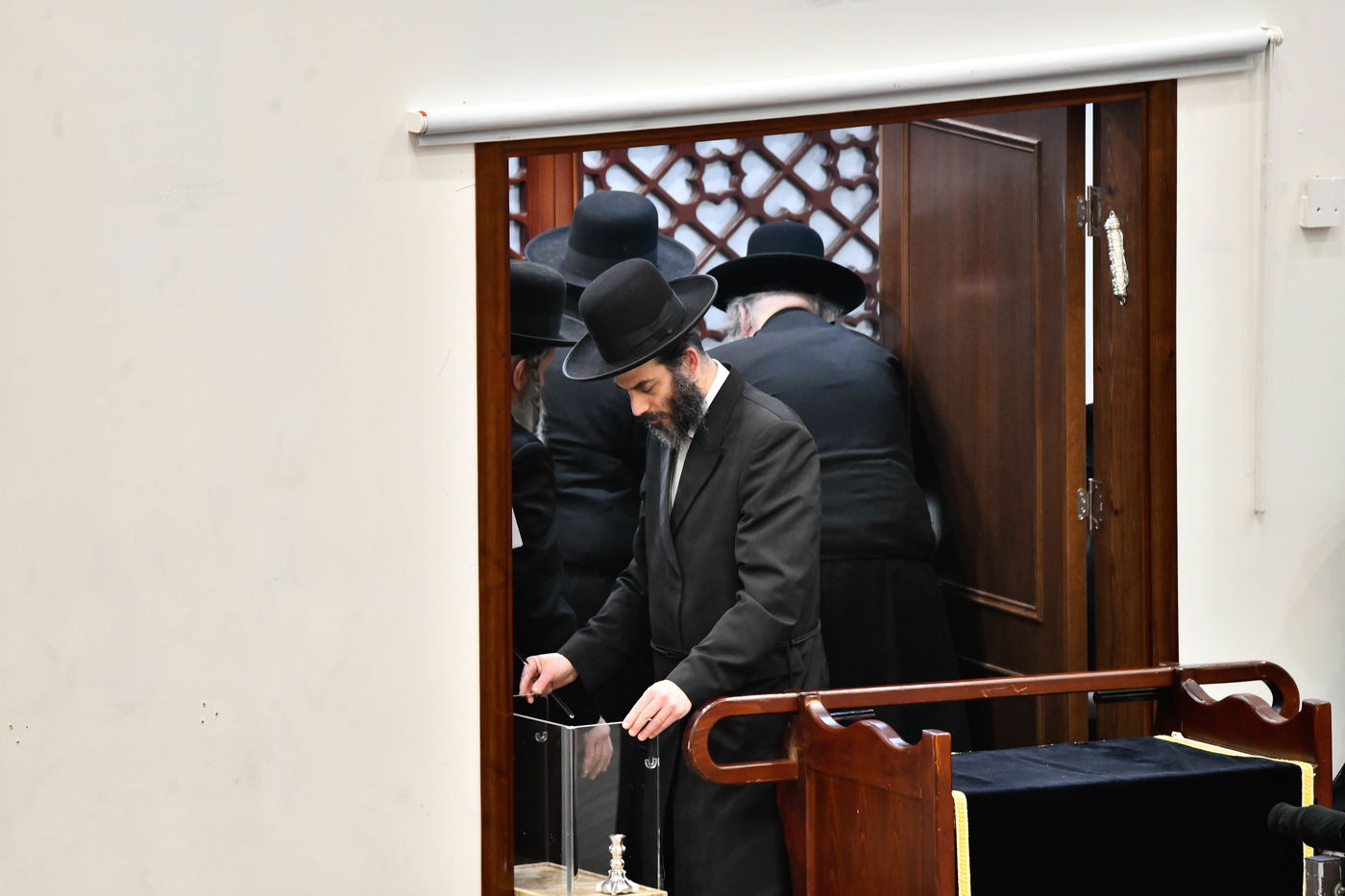 מוטי בבצ'יק מסדר את החנוכייה של האדמו"ר מגור